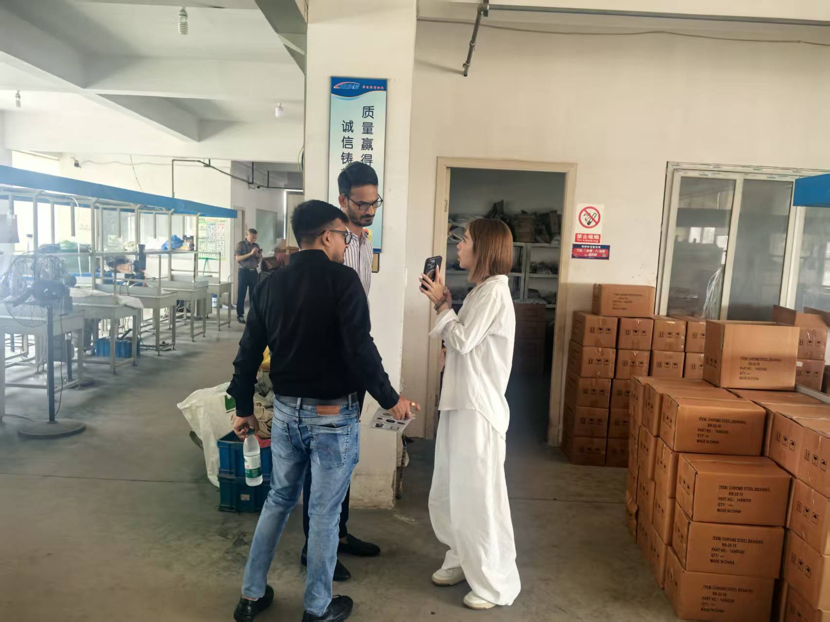 Customer visiting our roller production workshop in Wenzhou Customer visiting our roller production workshop in Wenzhou