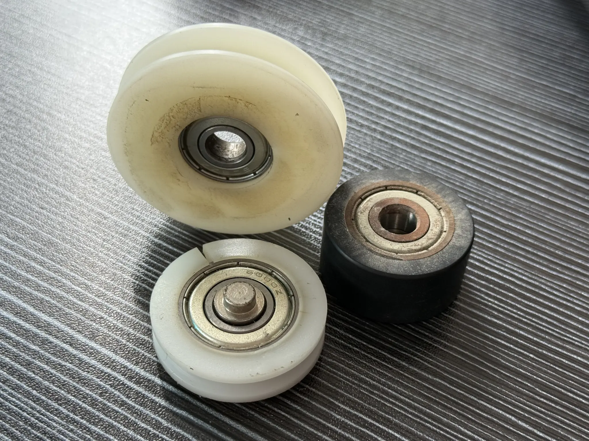 used-nylon-bearing-rollers-wear-comparison